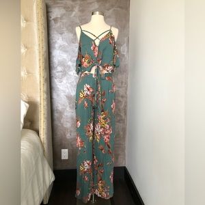 Floral set pants small top medium.